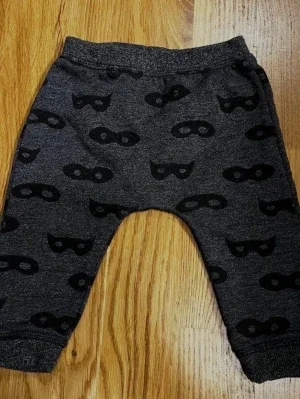 Grå / svarta barn / baby byxor från H&M - Storlek 62