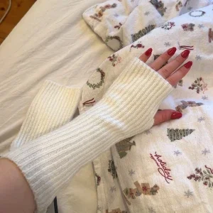 Vita stickade handledsvärmare
