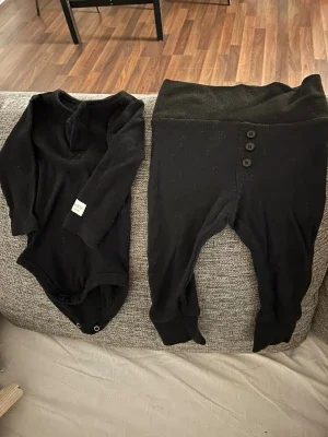 Bebis kläder Svart babyset från Tiny One i bomull
