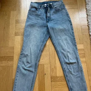 Blå high waist mom jeans