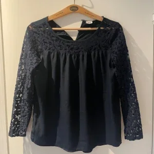 Mörkblå blus med spets från Object