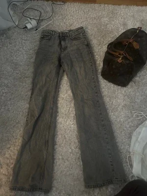 Grå jeans från Gina Tricot, perfect jeans, stl 34