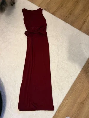Vinröd klänning med spets & knytning i midjan