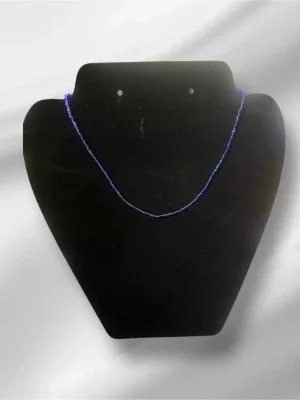 Blått halsband med små pärlor
