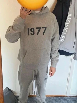 Grå Essentials 1977 tracksuit
