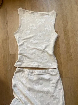Lång kräm/vit gina studentklänning 2 piece blommor