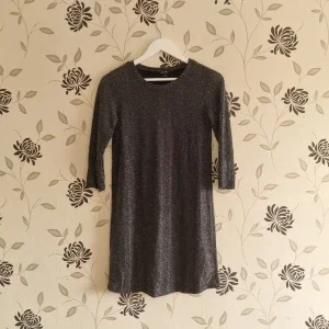 Svart glittrig klänning från Monki, Strl: 34/XS