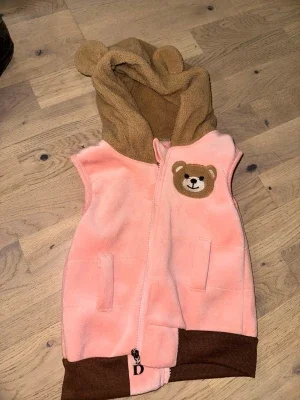 Rosa fleeceväst med björndetalj