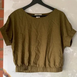 Grön topp med puffärm. Kort ärmad blus. Grön topp. Blus.
