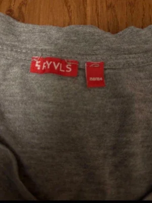 V-ringad tröja från Ryvls