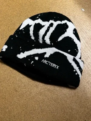 Svartvit mössa från Arc'teryx