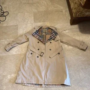 Beige trenchcoat burberry