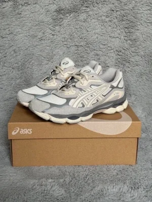 ASICS grå och vita sneakers