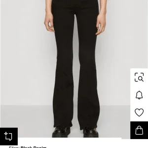 Svarta bootcut byxor med stretch