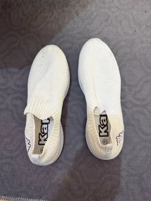 Vita slip-on sneakers från Kappa