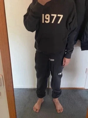 Svart tracksuit med 1977-tryck