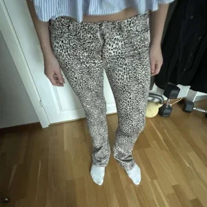 Leopardmönstrade jeans