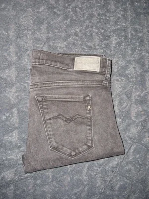 Grå jeans från Replay