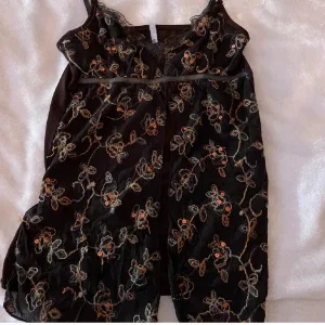 Svart blommig spetsklänning från Miss Selfridge