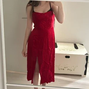 Röd midiklänning med slits från Zara