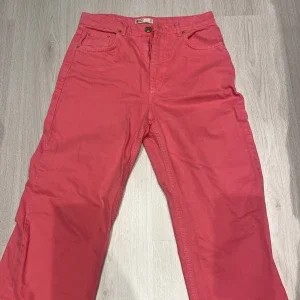 Rosa jeans från Gina