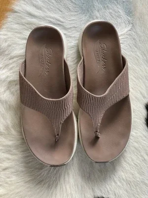 Beige Skechers Arch Fit sandaler storlek 38.5 i mycket fint sick