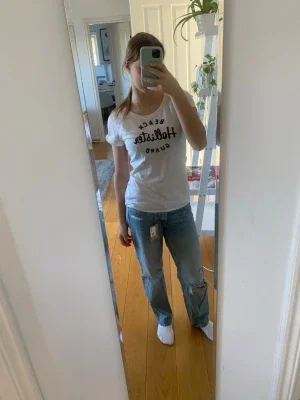 Blå low waist baggy jeans med slitningar