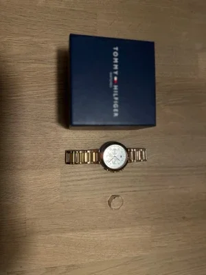 Guldfärgad klocka Tommy Hilfiger