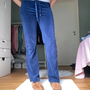 Marinblåa velour byxor från Gina tricot