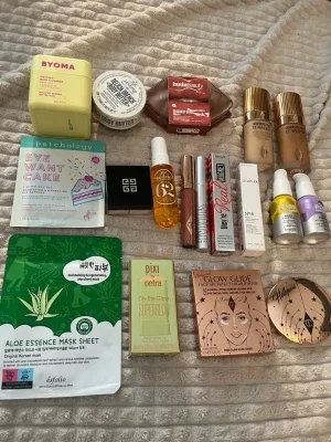 VÄRT 6000kr!! Charlotte Tilbury, Huda beauty, Givenchy, benefit, Smink, smink kollektion, Byoma, MILK, PIXI, Etc Smink kollektion