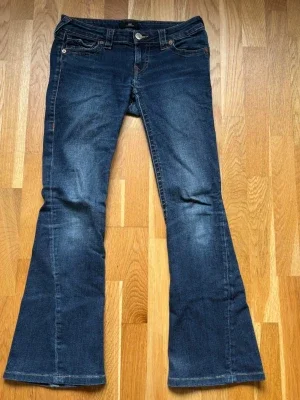 Blå low rise flare jeans Joey