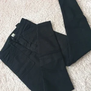 Svarta jeans , midrise mid rise mid-waist