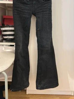 Svarta bootcut jeans (mega low waist)