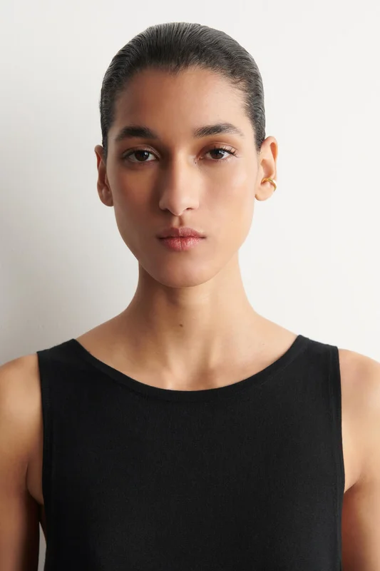 COS Women's Staplad Ear Cuff in Guld