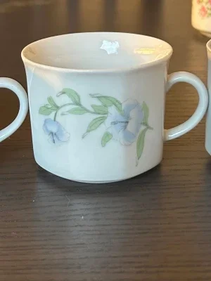 Kaffekoppar med blommotiv
