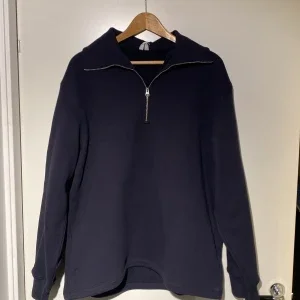 Svart tröja med dragkedja från Arket