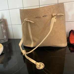 Beige handväska från Michael Kors