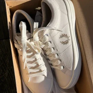 Vita Fred Perry sneakers med broderi storlek 38 herr aldrig använda