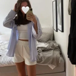 Vita mjukisshorts med resårmidja