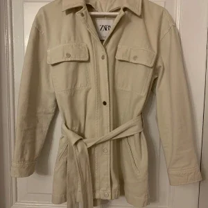 Beige kappa i jeanstyg från Zara