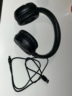 Svarta over-ear trådlösa hörlurar