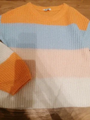 Randig stickad tröja i pastell