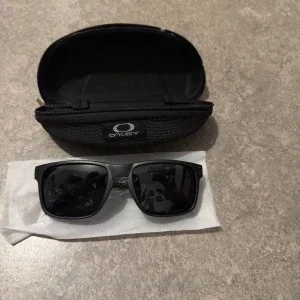 Svarta Oakley Holbrook solglasögon