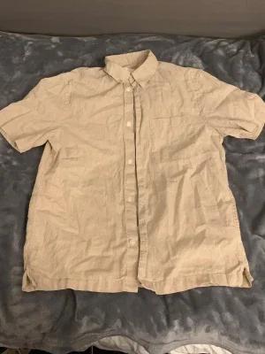 Beige kortärmad linneskjorta