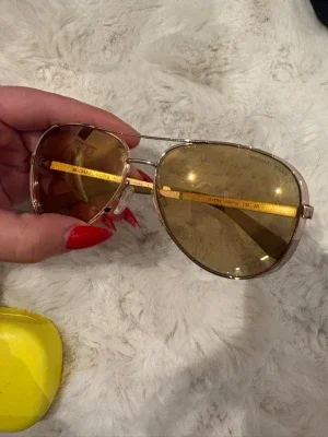 Guldiga aviator-solglasögon Michael Kors