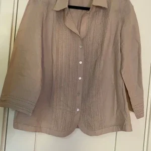 Ny beige blus i linne i strl 44 från Peter Hahn