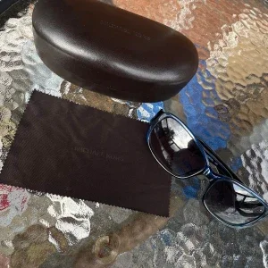 Snygga Michael Kors solglasögon med fodral och duk.