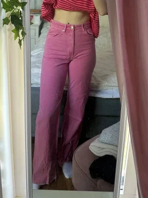 Rosa high waist jeans med raka ben