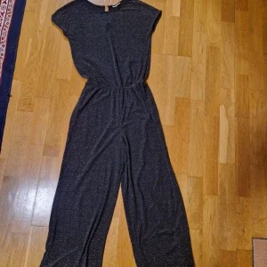 Glittrig svart byxdress från KappAhl