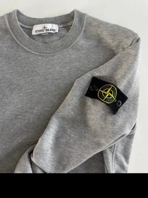 Grå sweatshirt från Stone Island